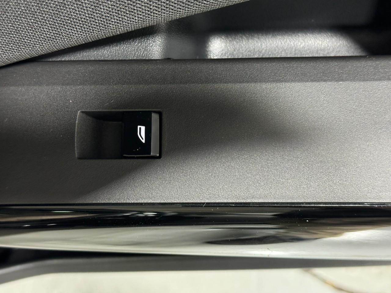 BMW X3 Vehicle Full-screen Gallery Image 21