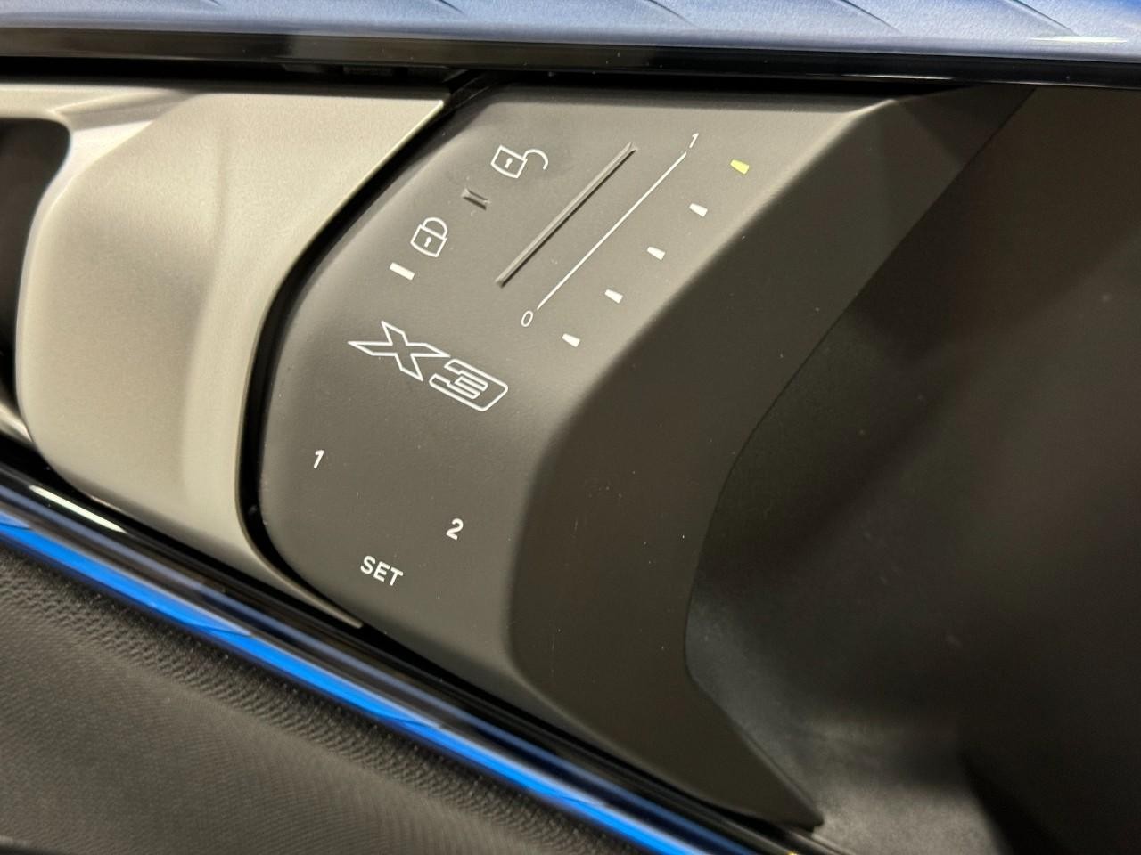 BMW X3 Vehicle Full-screen Gallery Image 22