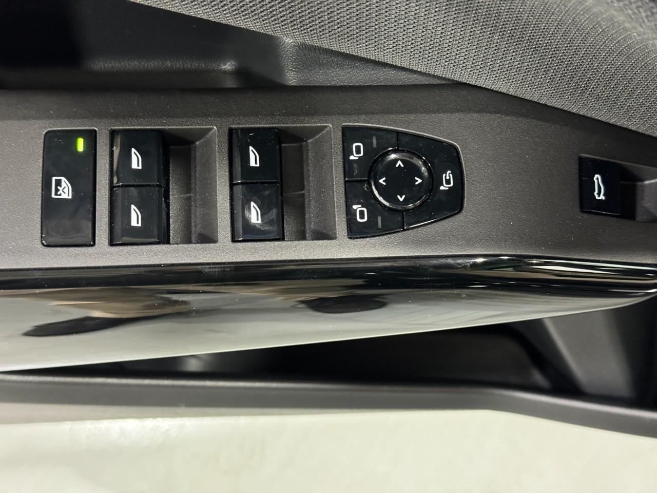 BMW X3 Vehicle Full-screen Gallery Image 23