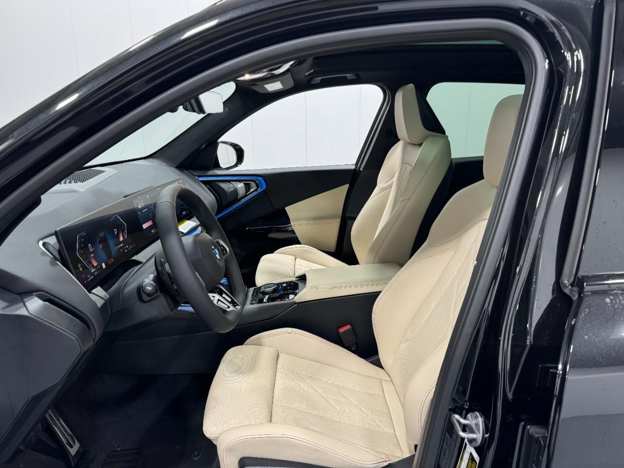 BMW X3 Vehicle Full-screen Gallery Image 24