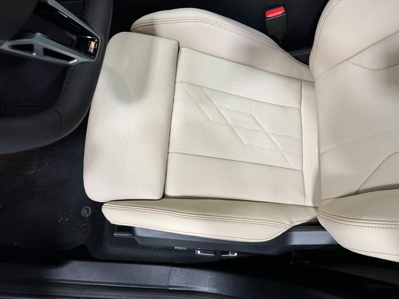 BMW X3 Vehicle Full-screen Gallery Image 25