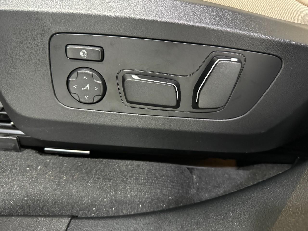 BMW X3 Vehicle Full-screen Gallery Image 26