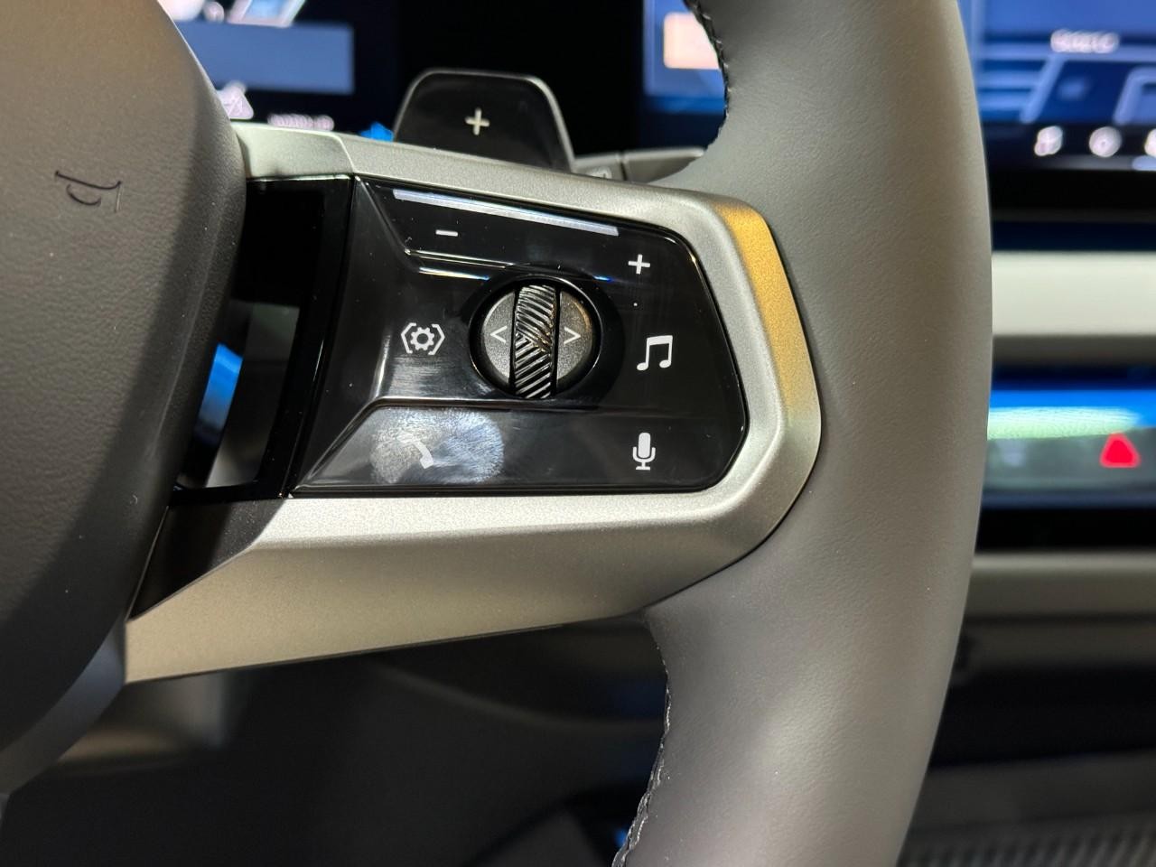 BMW X3 Vehicle Full-screen Gallery Image 28