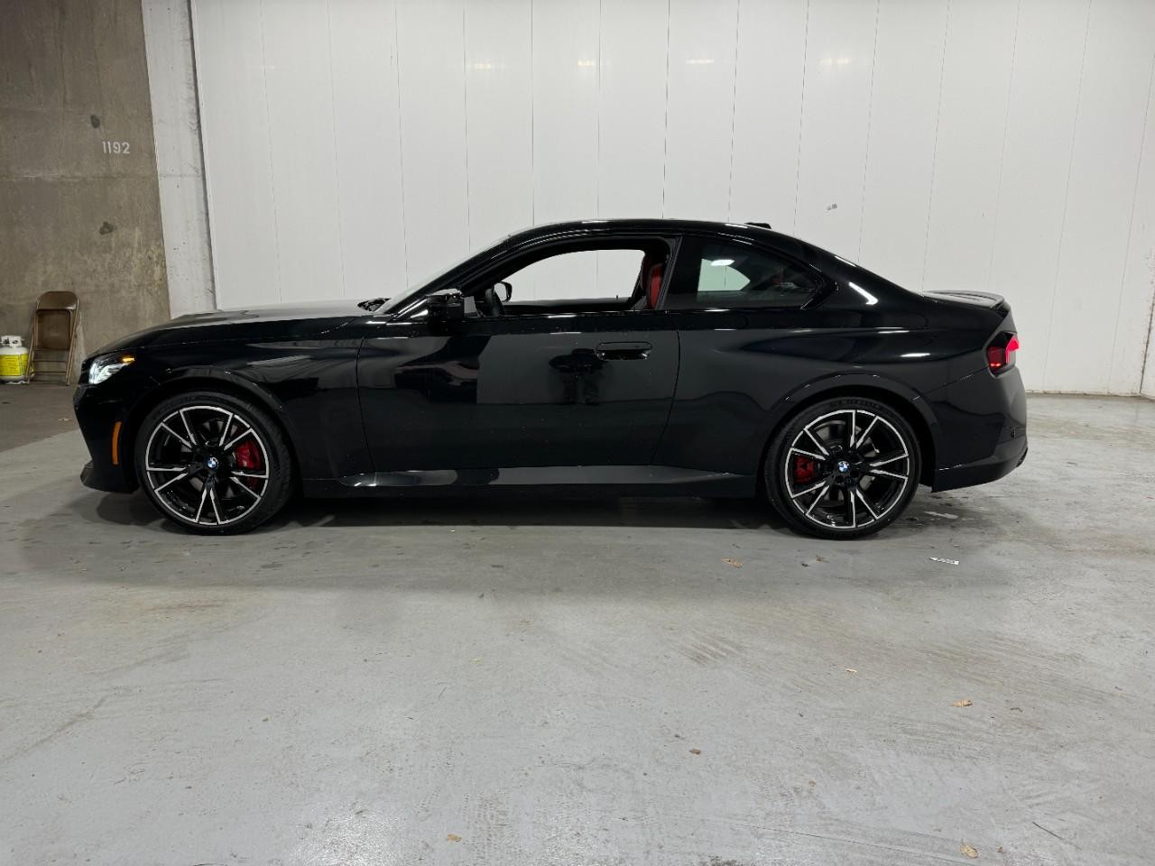 BMW 2 Series Vehicle Full-screen Gallery Image 2