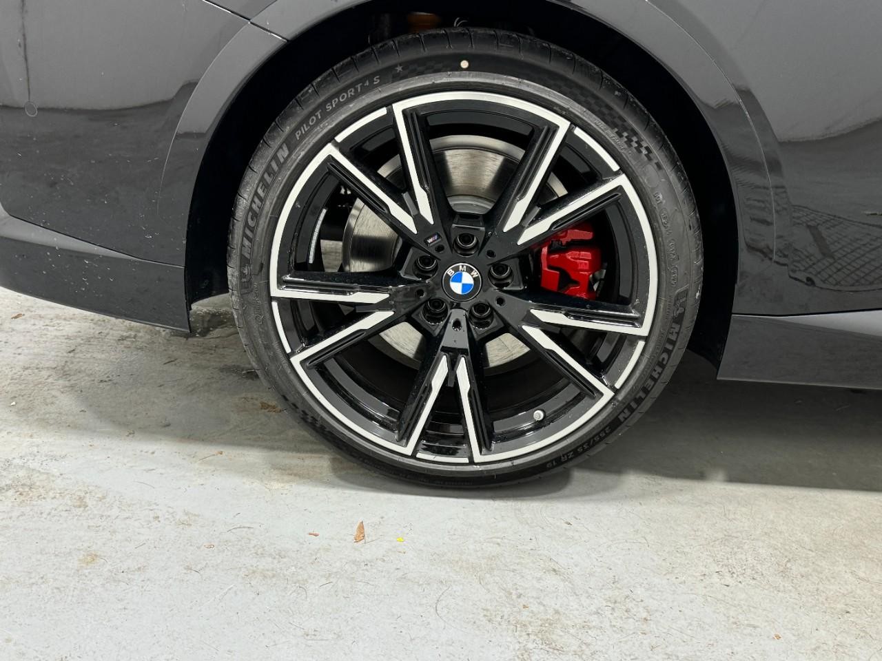 BMW 2 Series Vehicle Full-screen Gallery Image 5