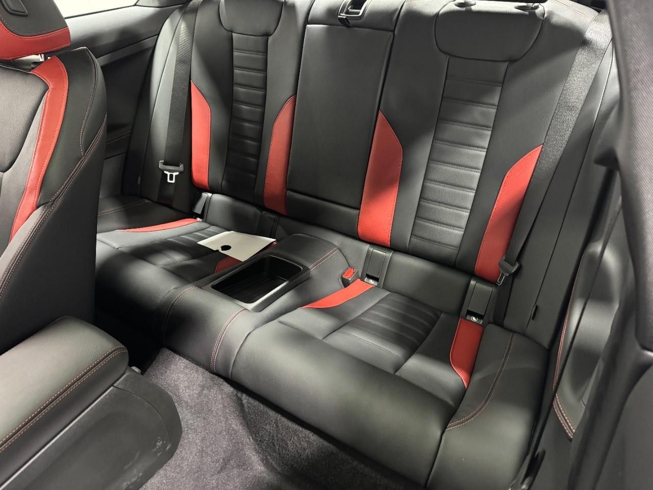 BMW 2 Series Vehicle Full-screen Gallery Image 8