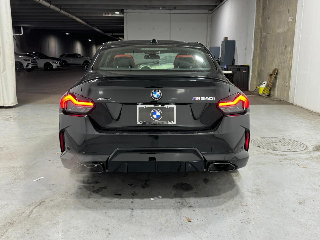 BMW 2 Series Vehicle Full-screen Gallery Image 9