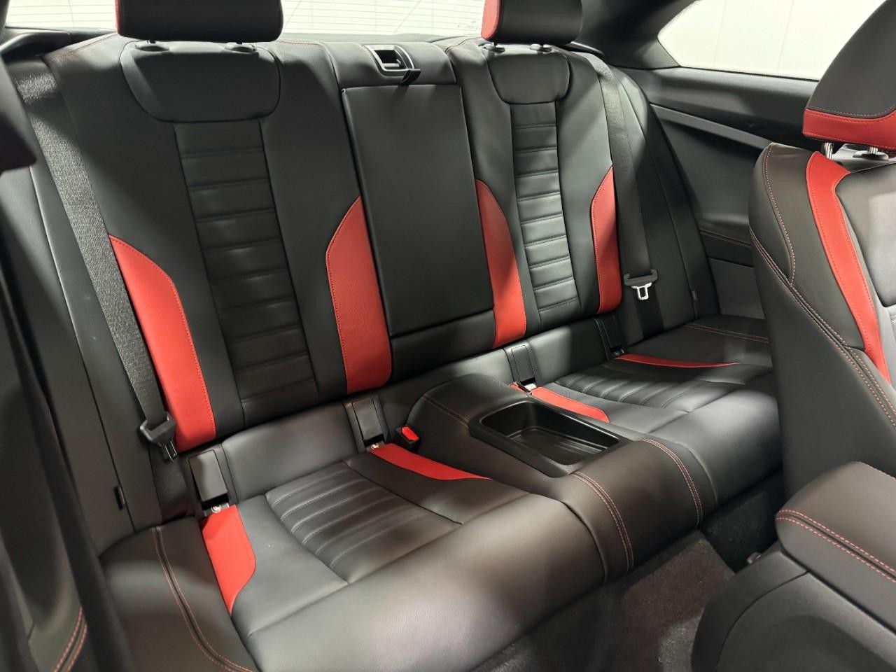 BMW 2 Series Vehicle Full-screen Gallery Image 10