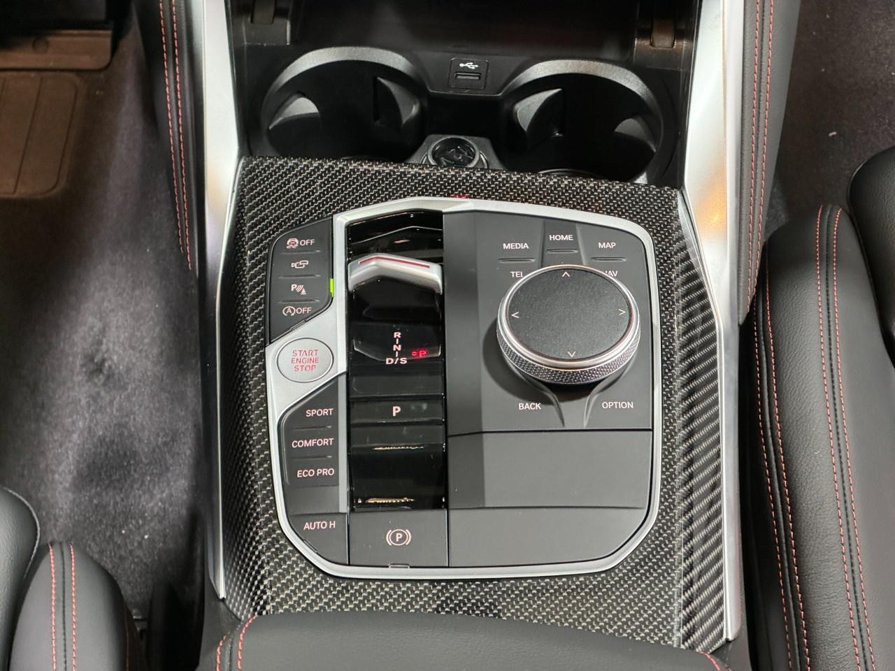 BMW 2 Series Vehicle Full-screen Gallery Image 15