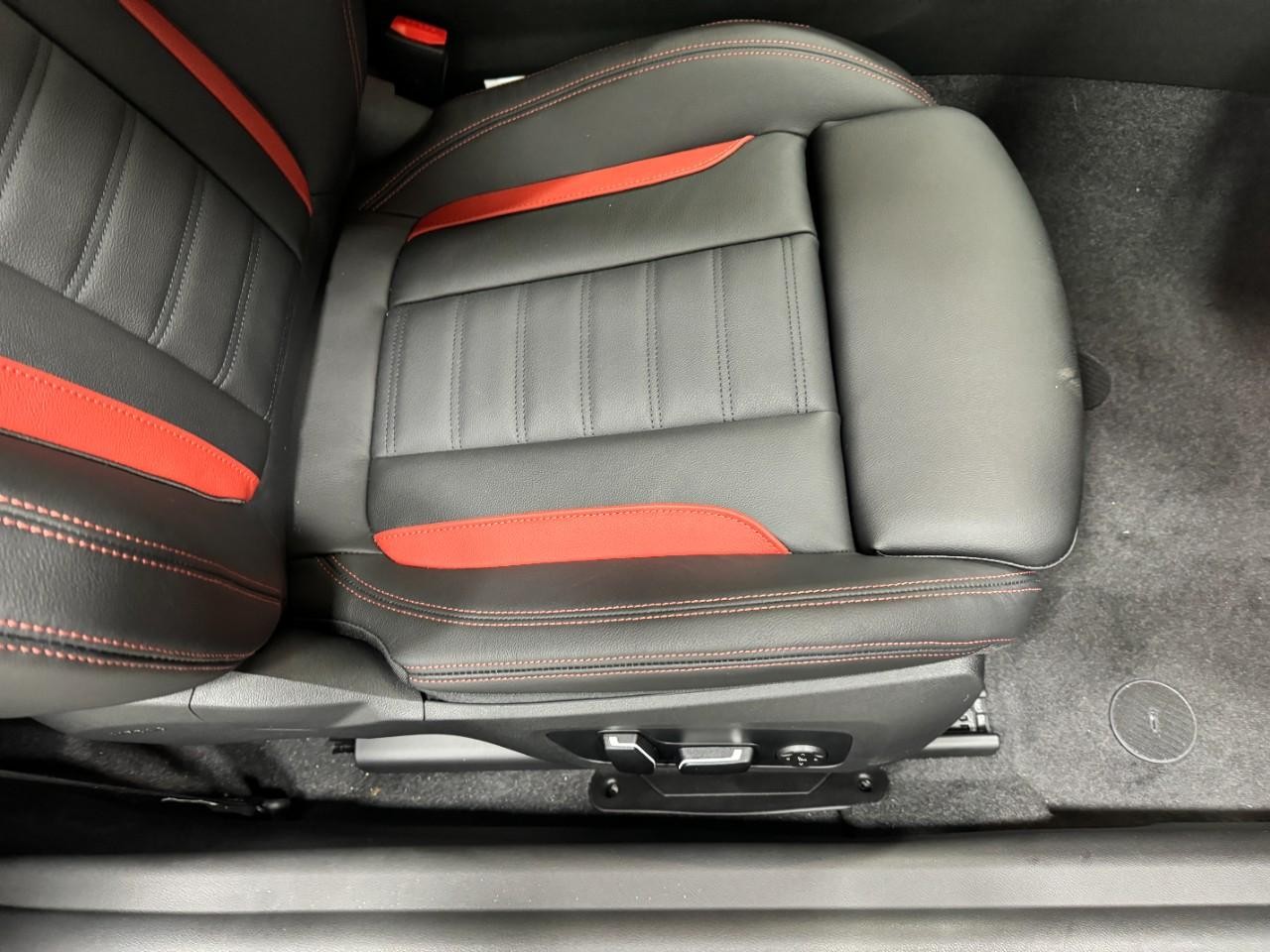 BMW 2 Series Vehicle Full-screen Gallery Image 18