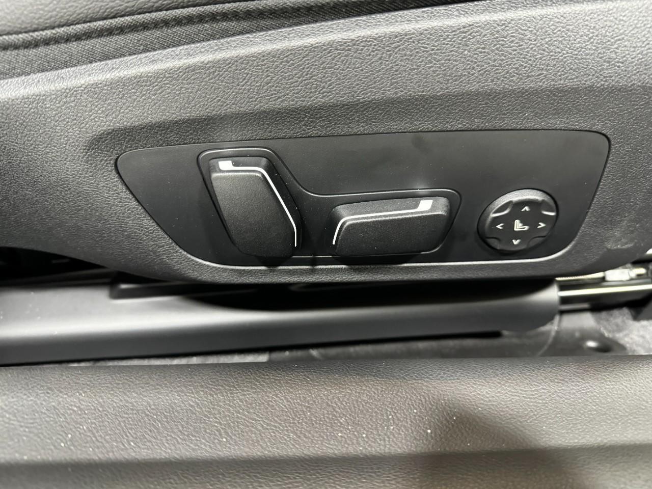 BMW 2 Series Vehicle Full-screen Gallery Image 19