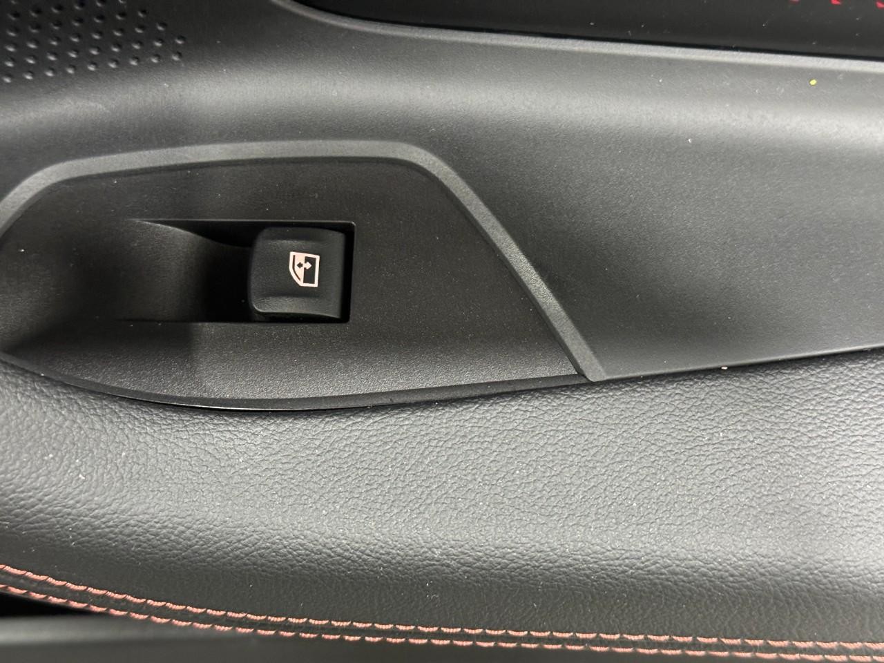 BMW 2 Series Vehicle Full-screen Gallery Image 21