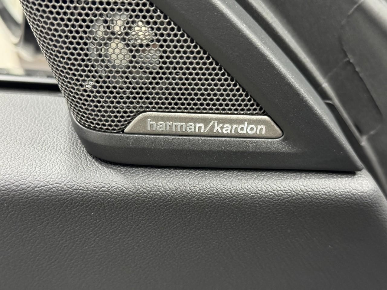 BMW 2 Series Vehicle Full-screen Gallery Image 22