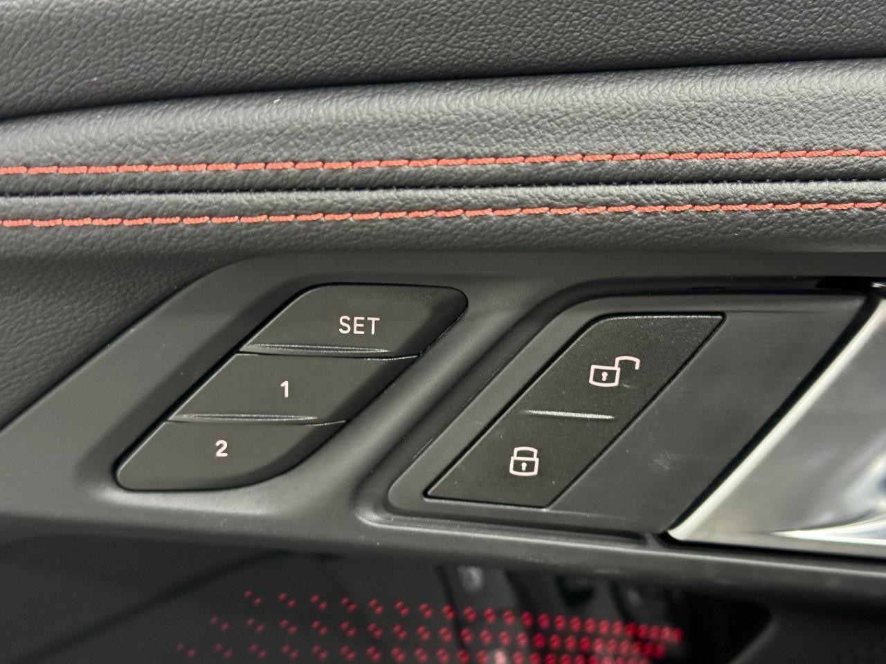 BMW 2 Series Vehicle Full-screen Gallery Image 23