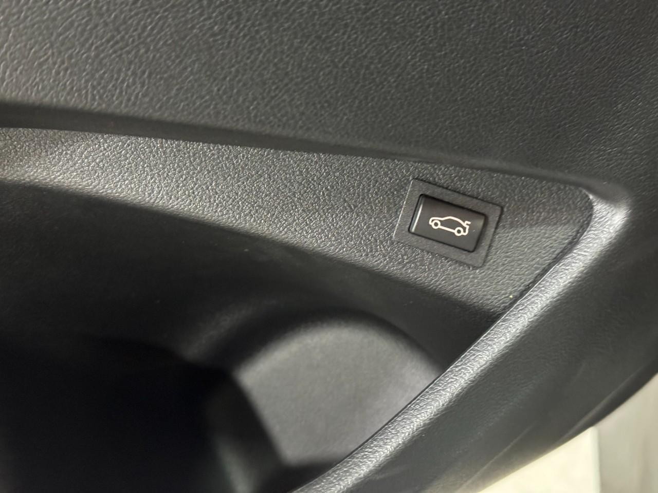 BMW 2 Series Vehicle Full-screen Gallery Image 25