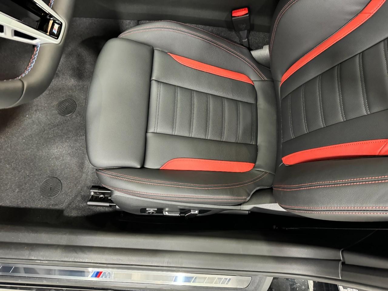 BMW 2 Series Vehicle Full-screen Gallery Image 27