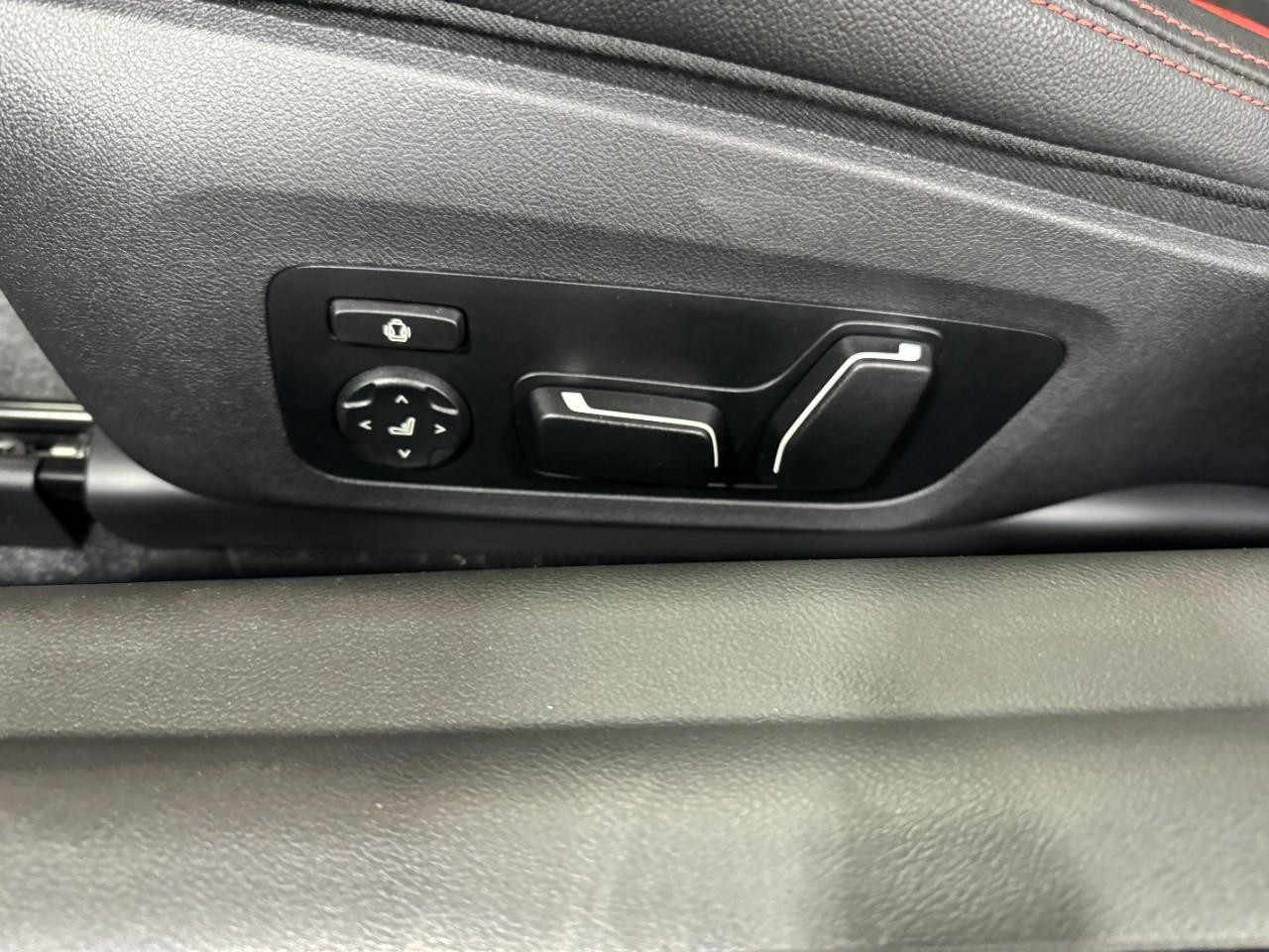 BMW 2 Series Vehicle Full-screen Gallery Image 28