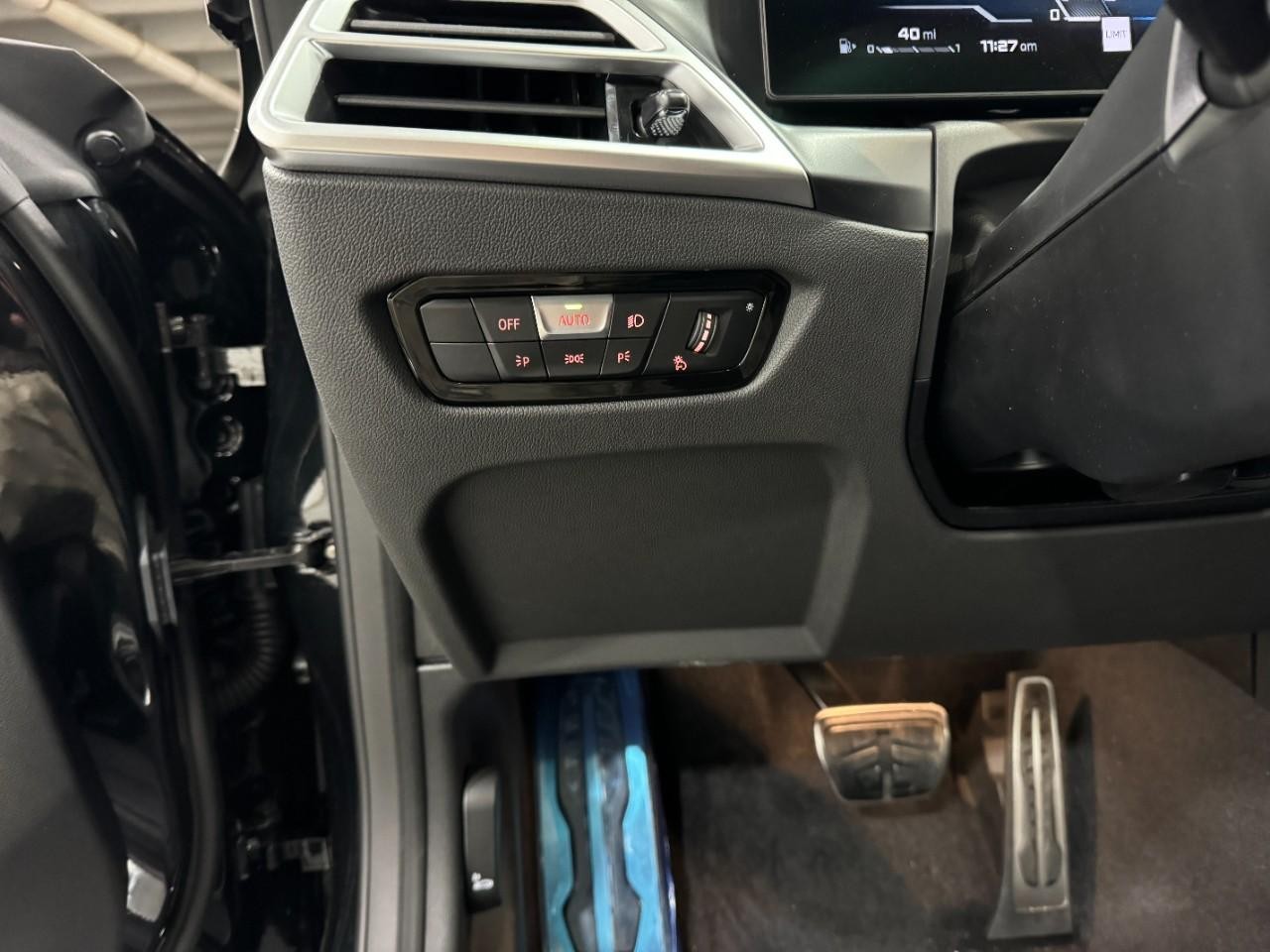 BMW 2 Series Vehicle Full-screen Gallery Image 29