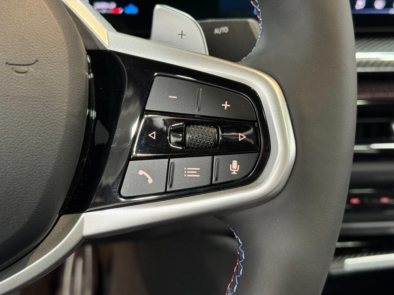 BMW 2 Series Vehicle Full-screen Gallery Image 31