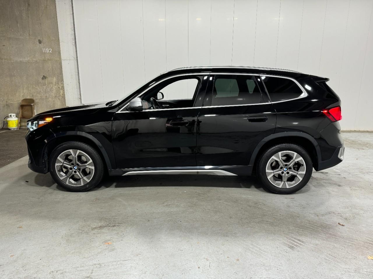 BMW X1 Vehicle Full-screen Gallery Image 2