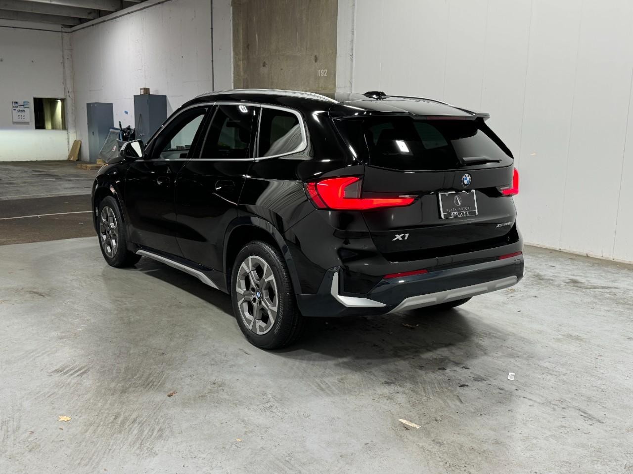 BMW X1 Vehicle Full-screen Gallery Image 3