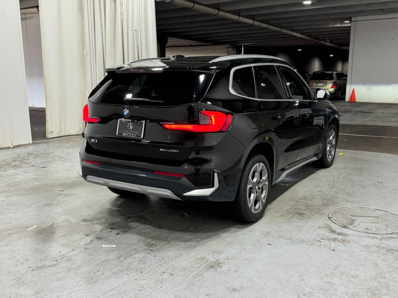 BMW X1 Vehicle Full-screen Gallery Image 4