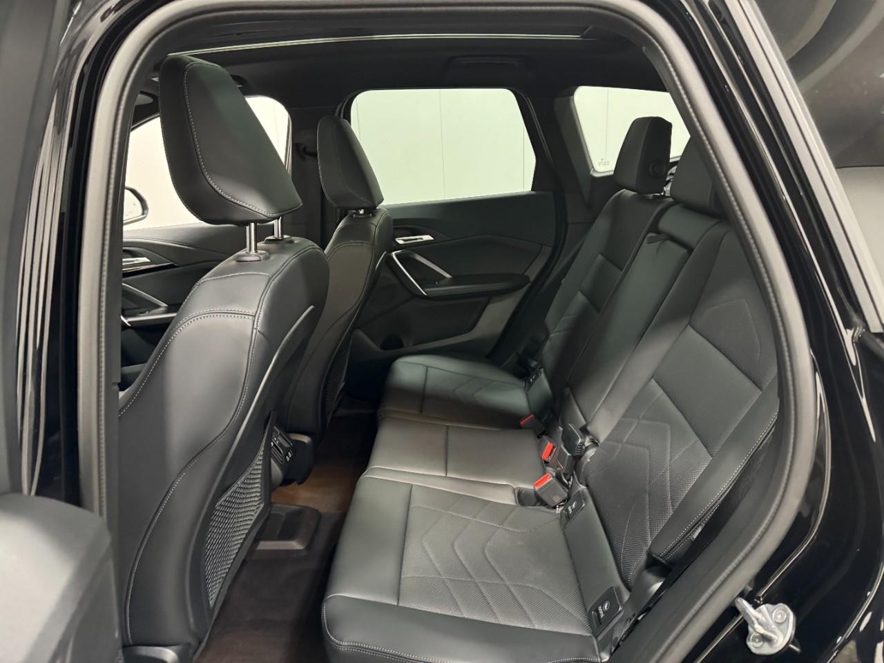 BMW X1 Vehicle Full-screen Gallery Image 8