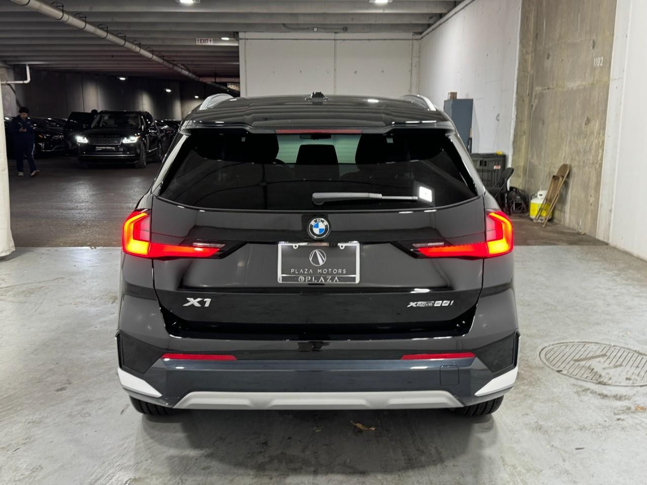 BMW X1 Vehicle Full-screen Gallery Image 9