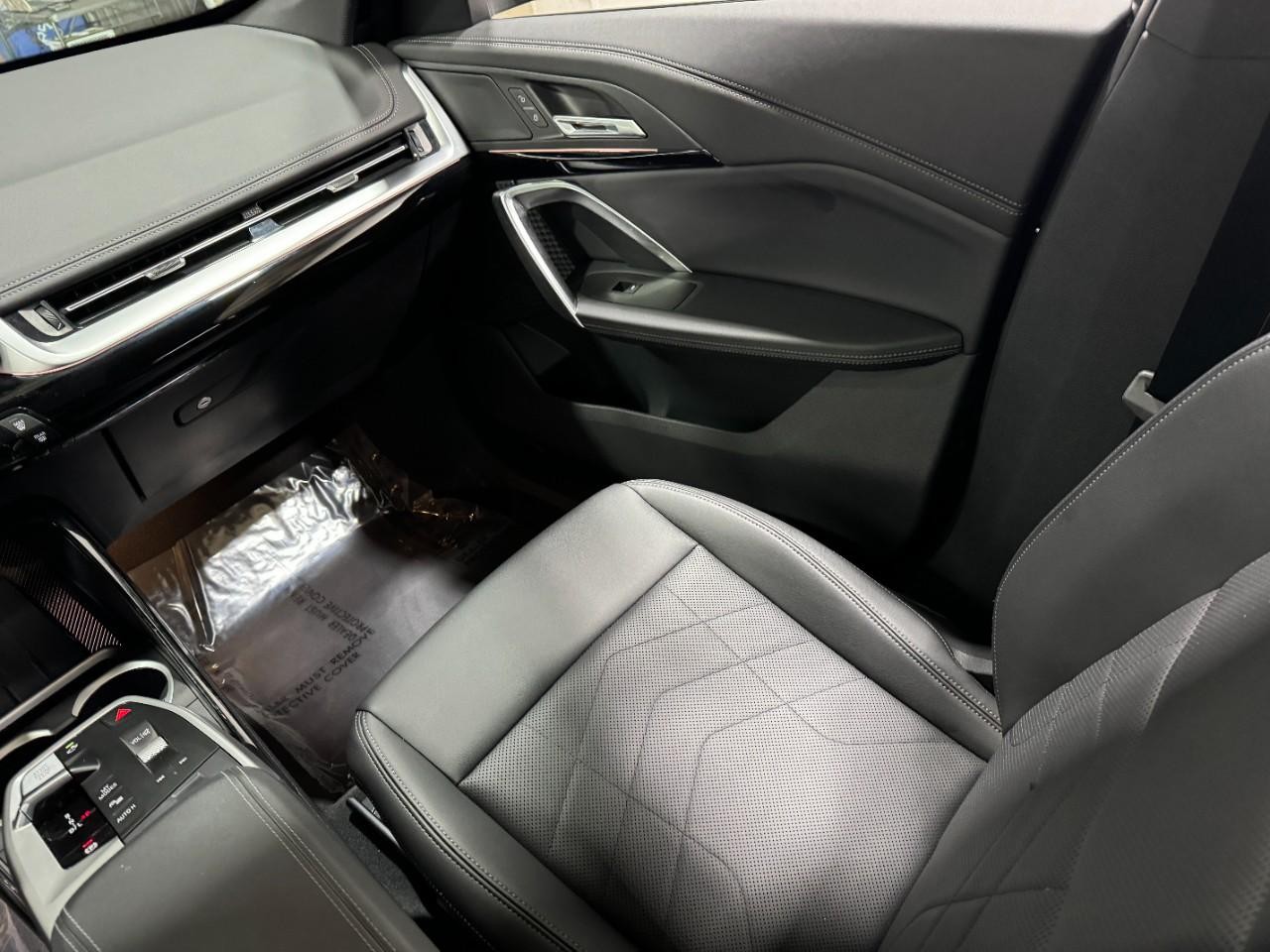 BMW X1 Vehicle Full-screen Gallery Image 16