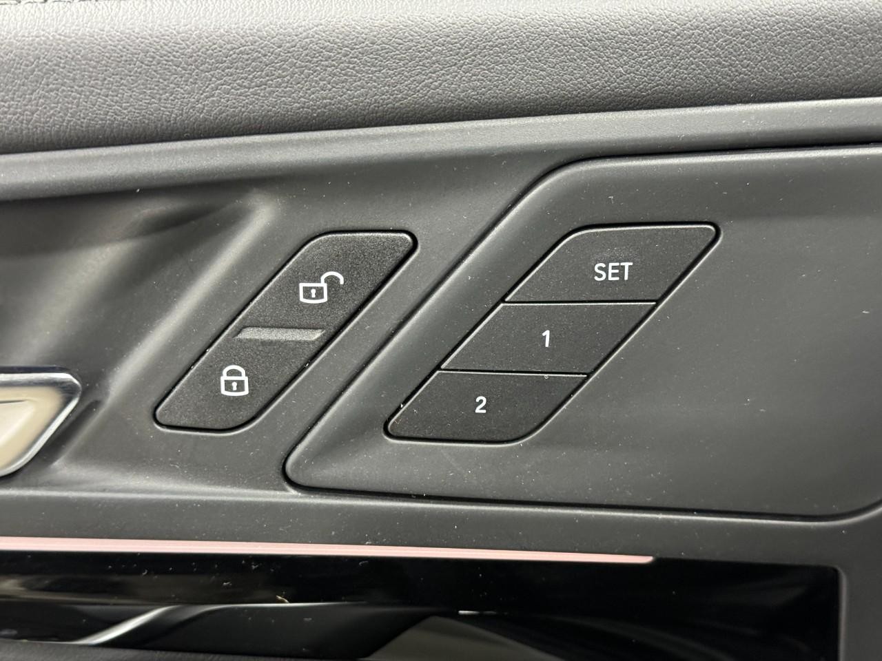 BMW X1 Vehicle Full-screen Gallery Image 22