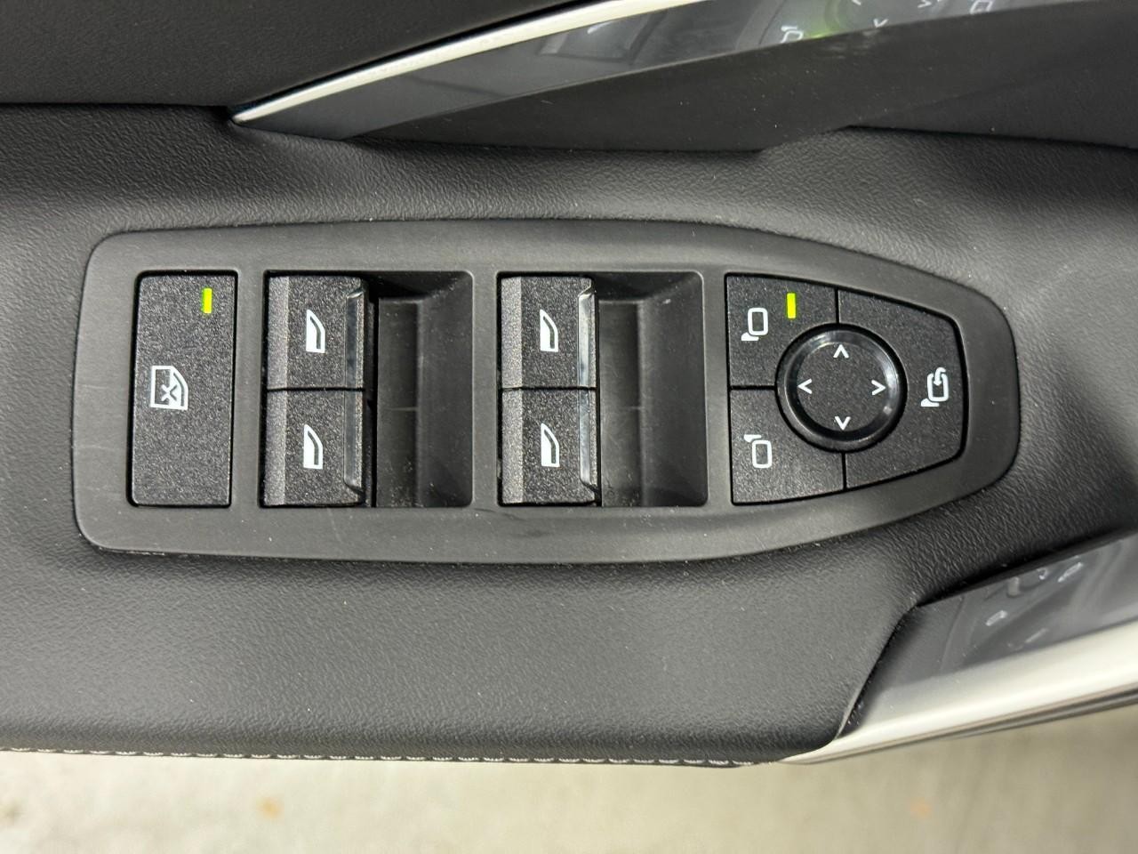 BMW X1 Vehicle Full-screen Gallery Image 23