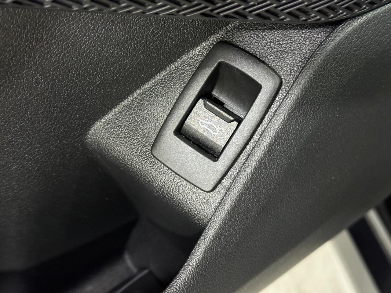 BMW X1 Vehicle Full-screen Gallery Image 24