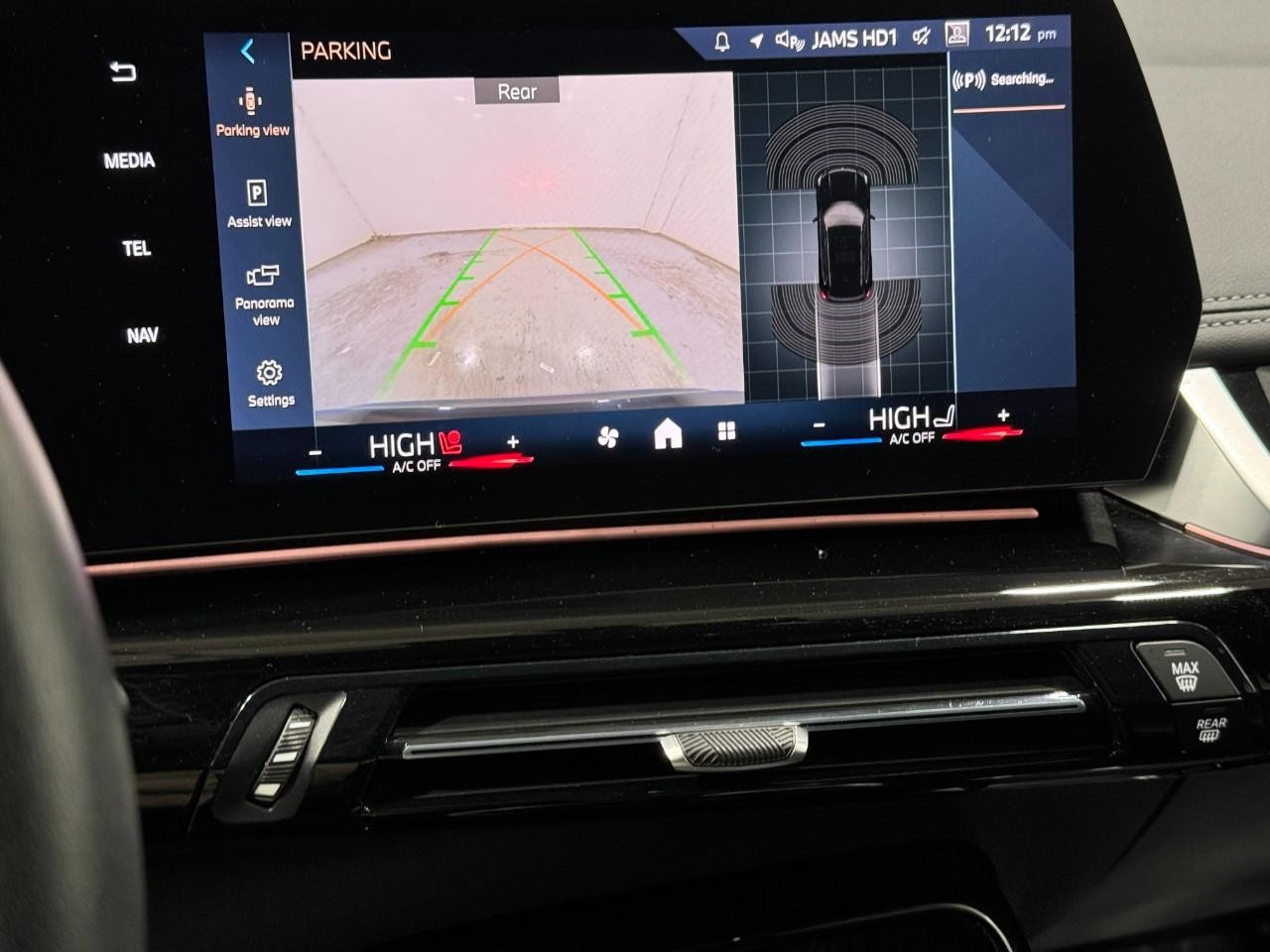 BMW X1 Vehicle Full-screen Gallery Image 32