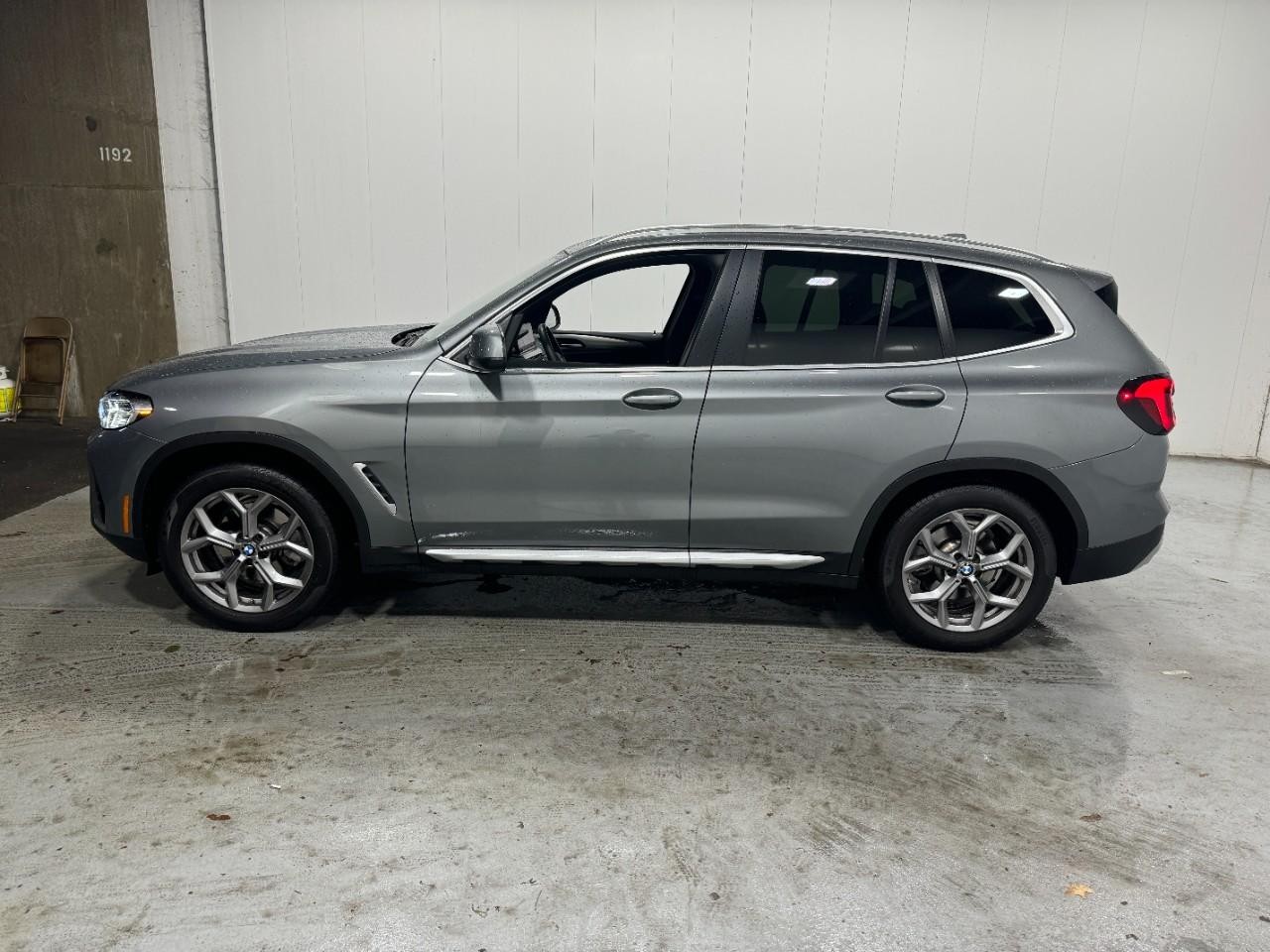 BMW X3 Vehicle Full-screen Gallery Image 2