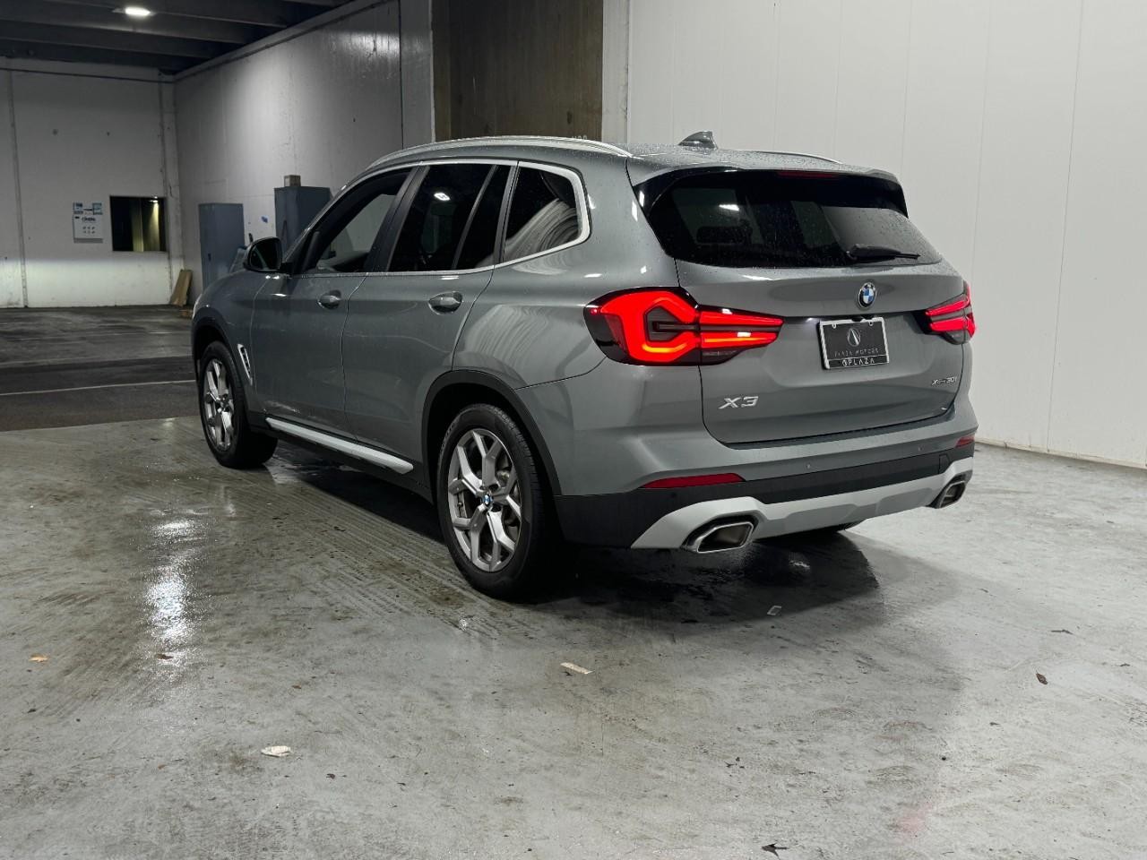 BMW X3 Vehicle Full-screen Gallery Image 3