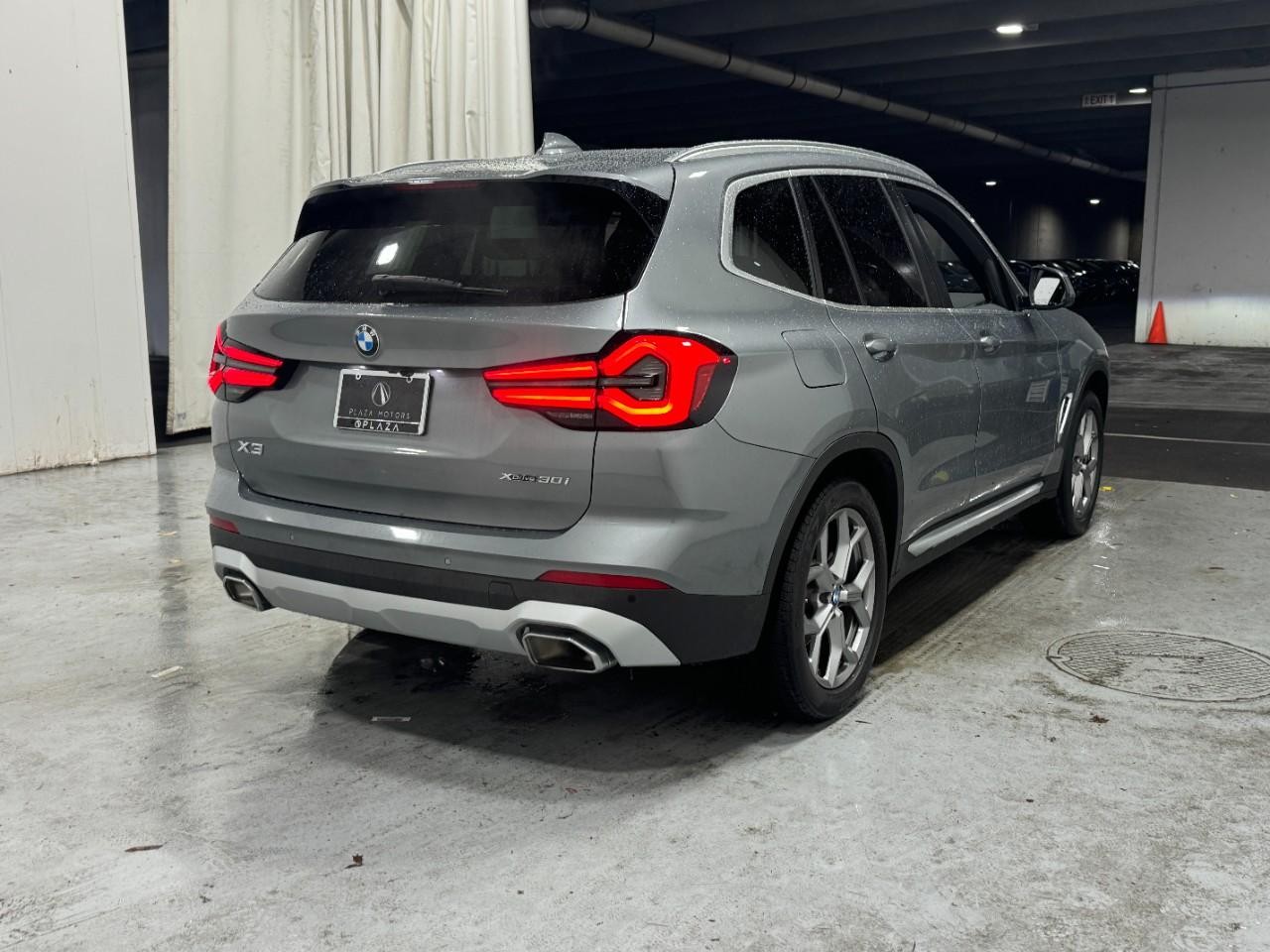 BMW X3 Vehicle Full-screen Gallery Image 4