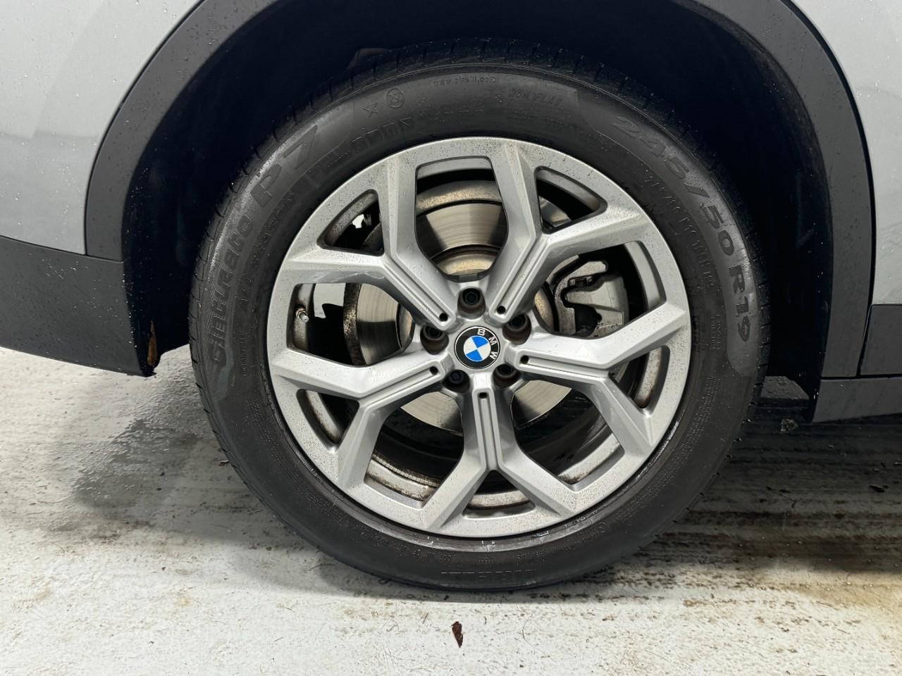 BMW X3 Vehicle Full-screen Gallery Image 5