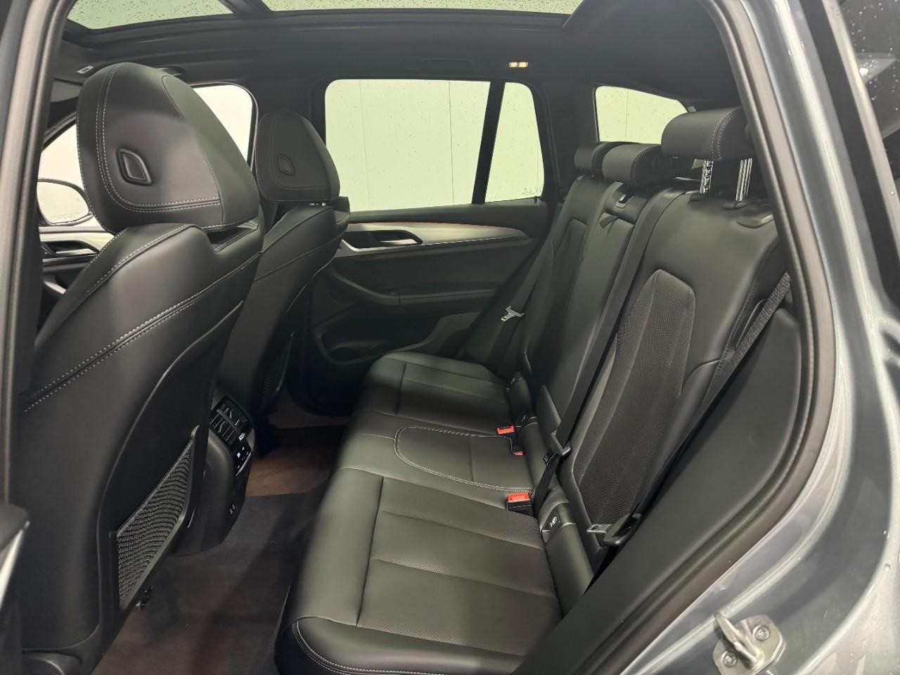 BMW X3 Vehicle Full-screen Gallery Image 8