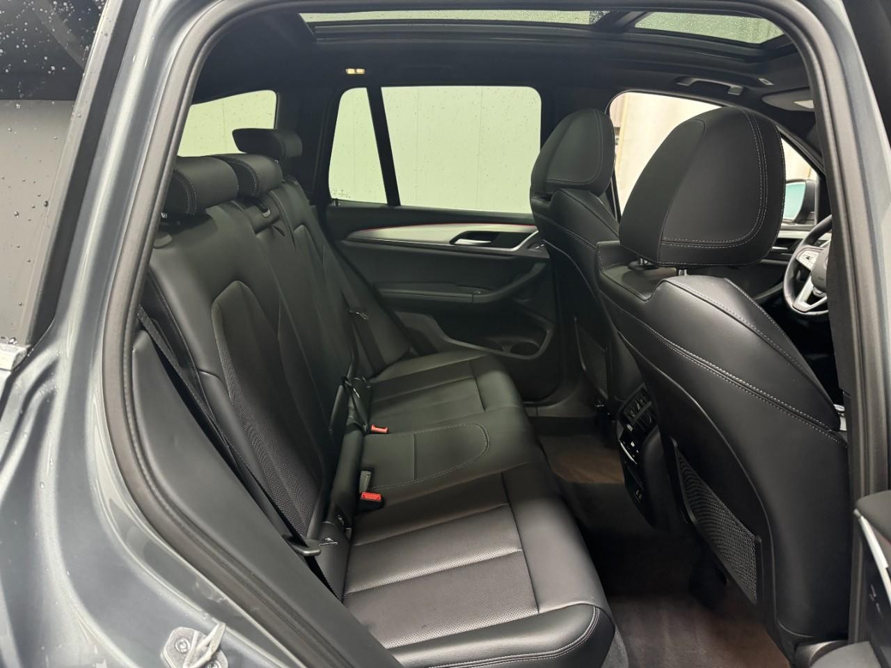 BMW X3 Vehicle Full-screen Gallery Image 10