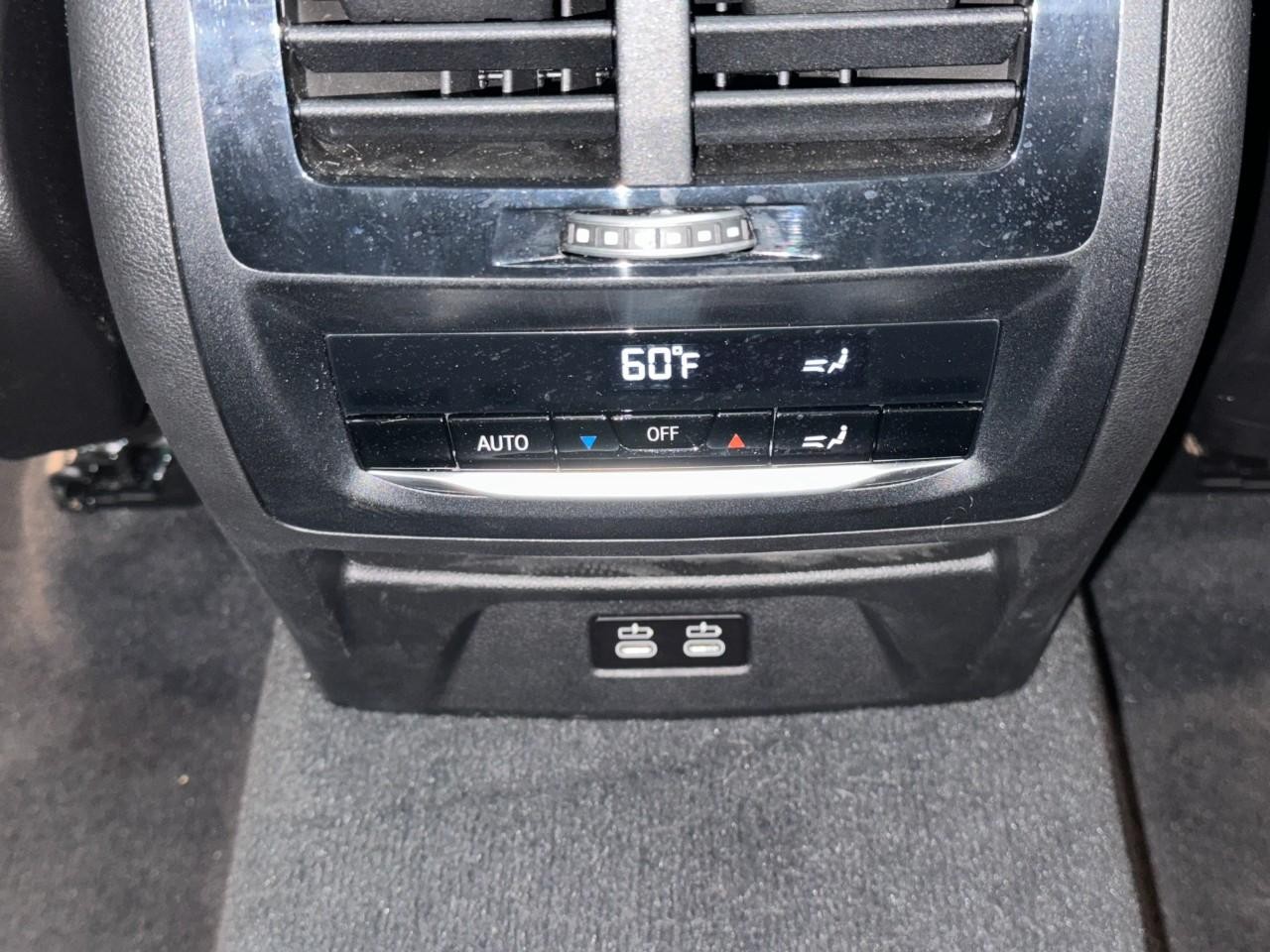 BMW X3 Vehicle Full-screen Gallery Image 11