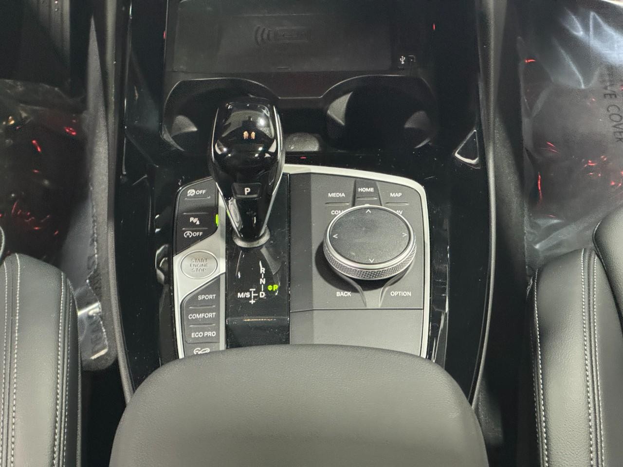 BMW X3 Vehicle Full-screen Gallery Image 17