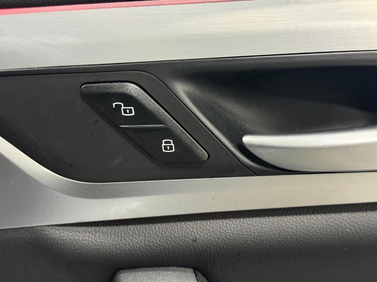 BMW X3 Vehicle Full-screen Gallery Image 22