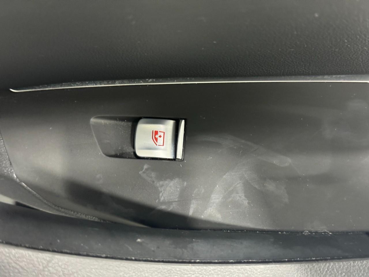 BMW X3 Vehicle Full-screen Gallery Image 23