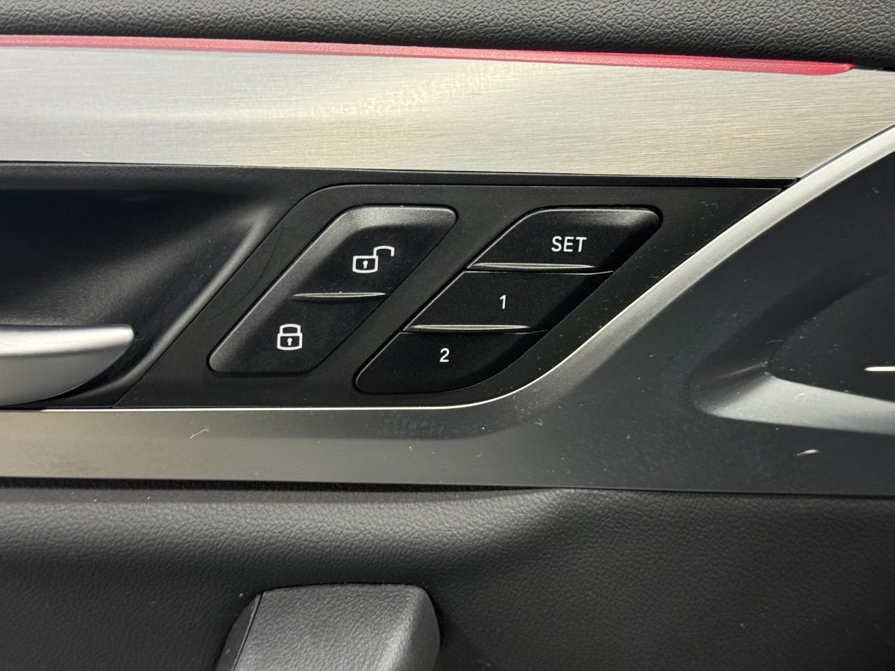 BMW X3 Vehicle Full-screen Gallery Image 24