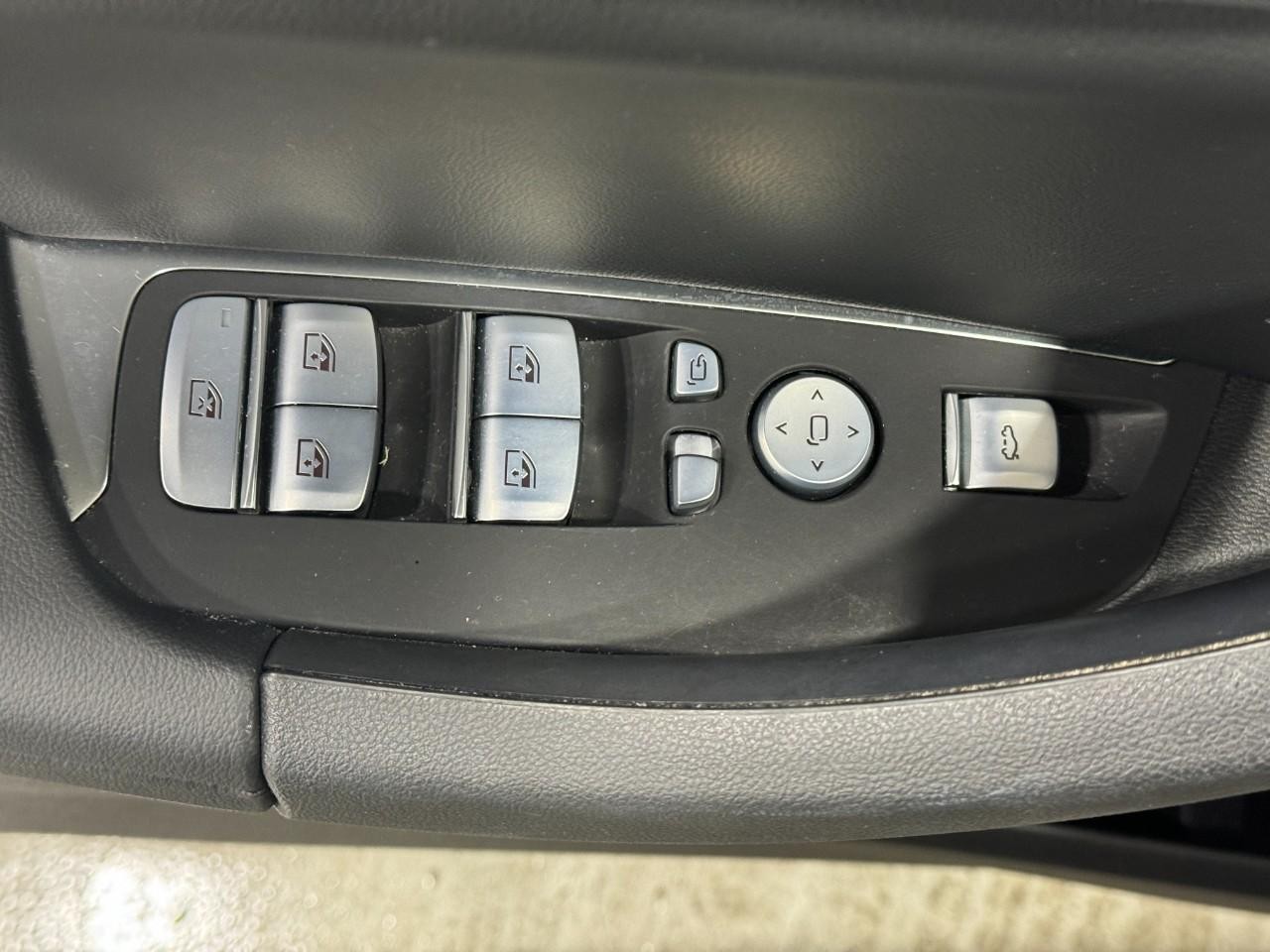 BMW X3 Vehicle Full-screen Gallery Image 25