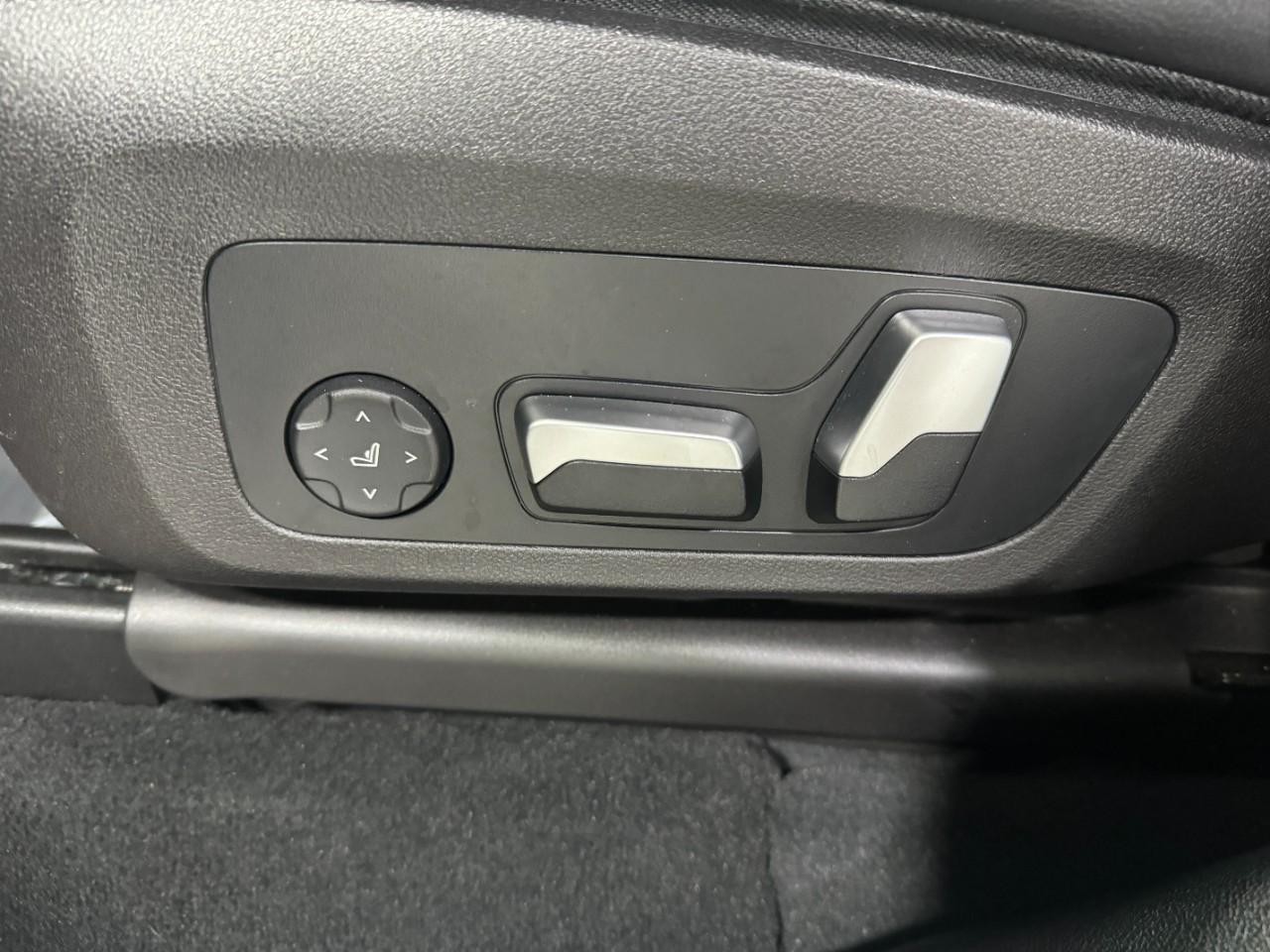 BMW X3 Vehicle Full-screen Gallery Image 28