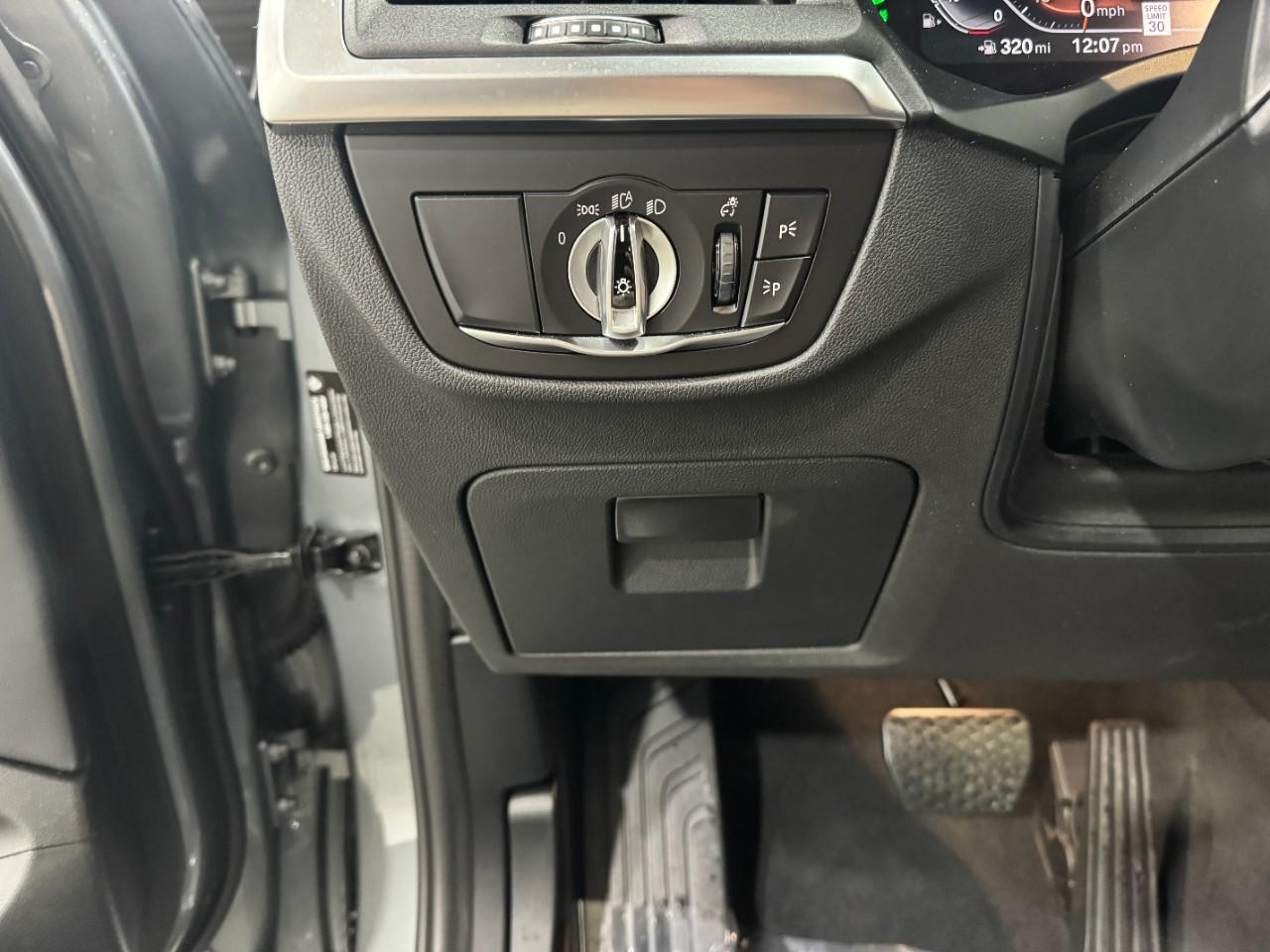 BMW X3 Vehicle Full-screen Gallery Image 29