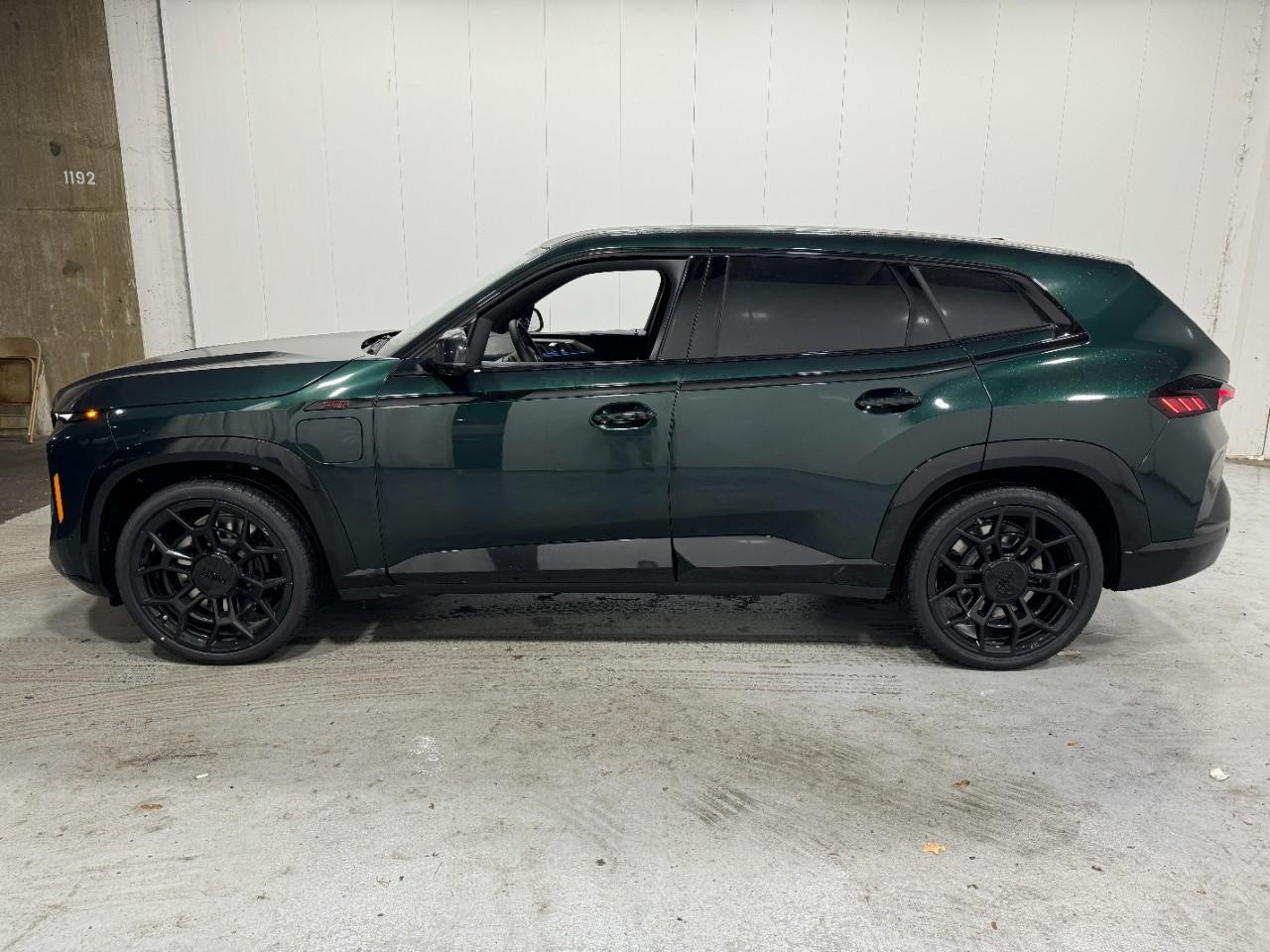 BMW XM Vehicle Full-screen Gallery Image 2