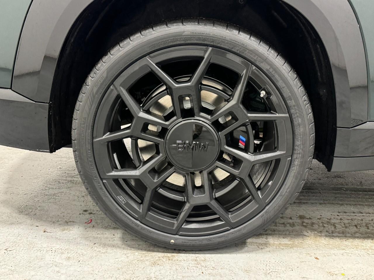 BMW XM Vehicle Full-screen Gallery Image 5