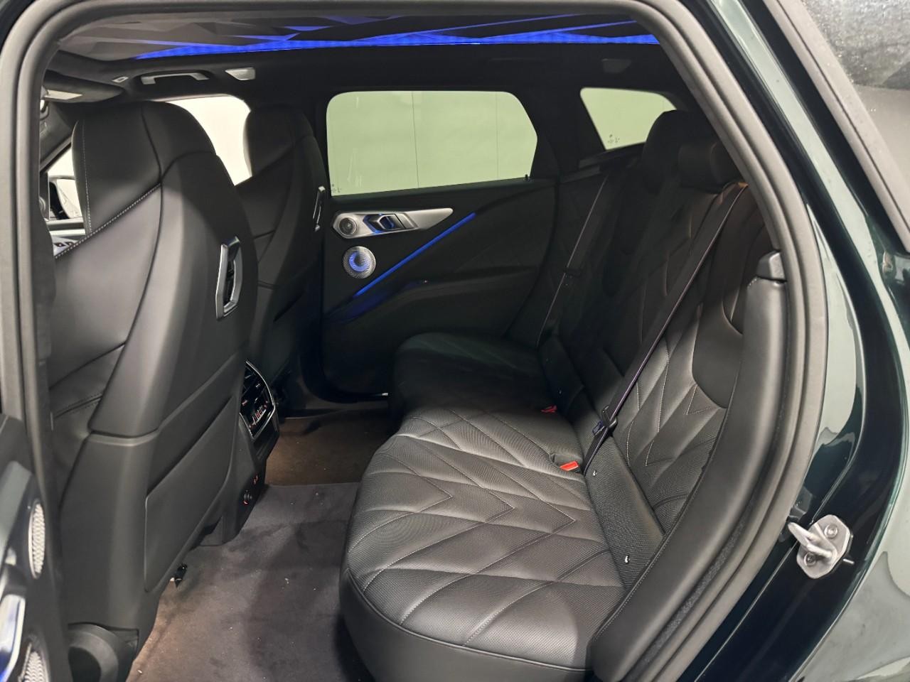 BMW XM Vehicle Full-screen Gallery Image 8